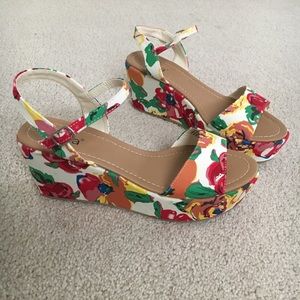 🌺NEW LISTING🌺 Floral platform sandals WORN ONCE